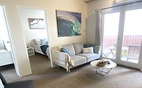 Central 2 Bedroom Apartment - Walk To Beach & Cbd - Sleeps 5