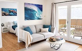 Central 2 Bedroom Apartment - Walk To Beach & Cbd - Sleeps 5